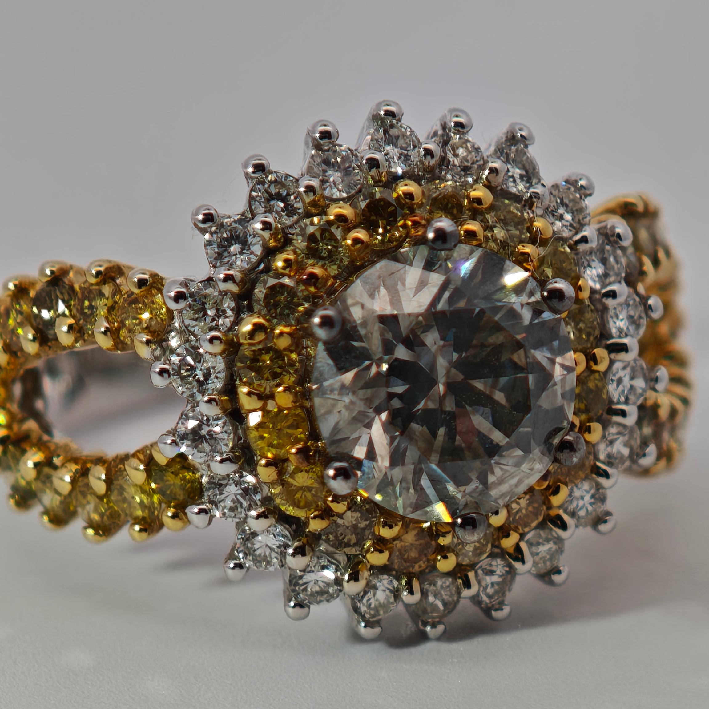 Ring Weißgold 750 mit grauem Diamanten und Brillanten