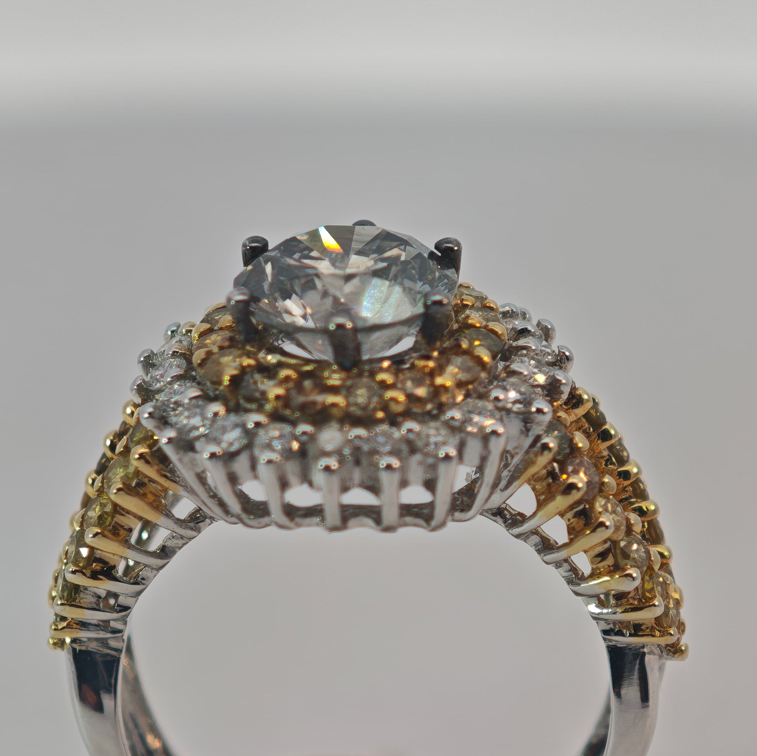 Ring Weißgold 750 mit grauem Diamanten und Brillanten