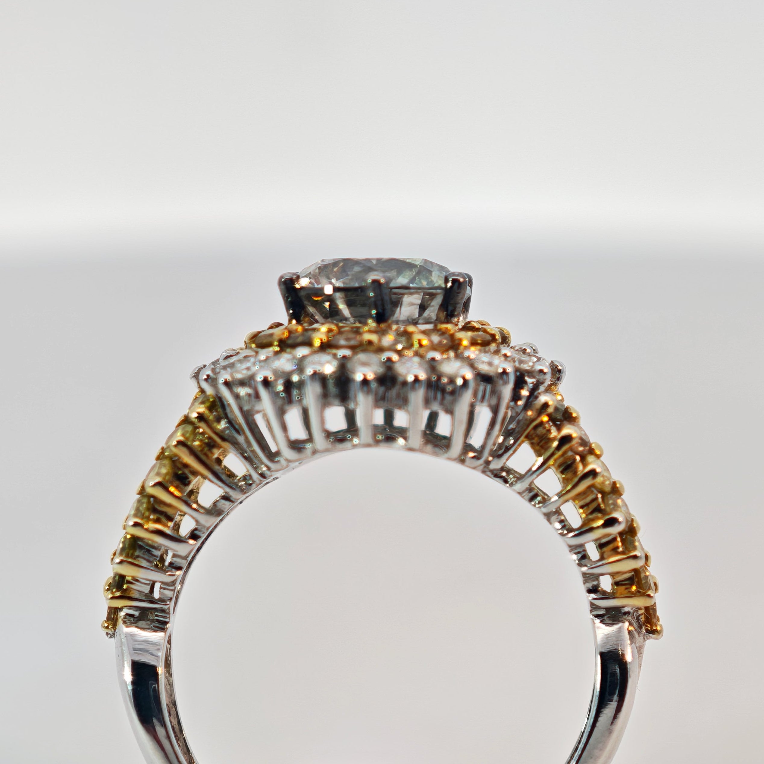 Ring Weißgold 750 mit grauem Diamanten und Brillanten