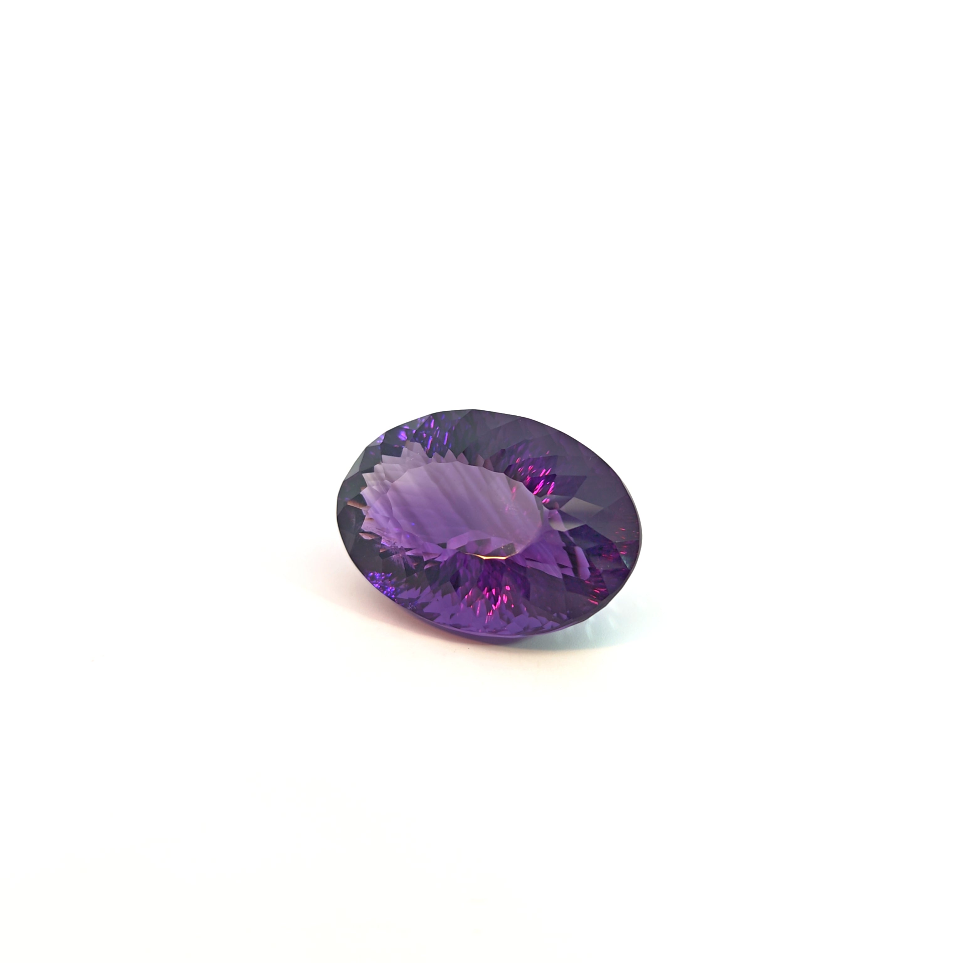 Amethyst in dunklem Lila, Seitenansicht 