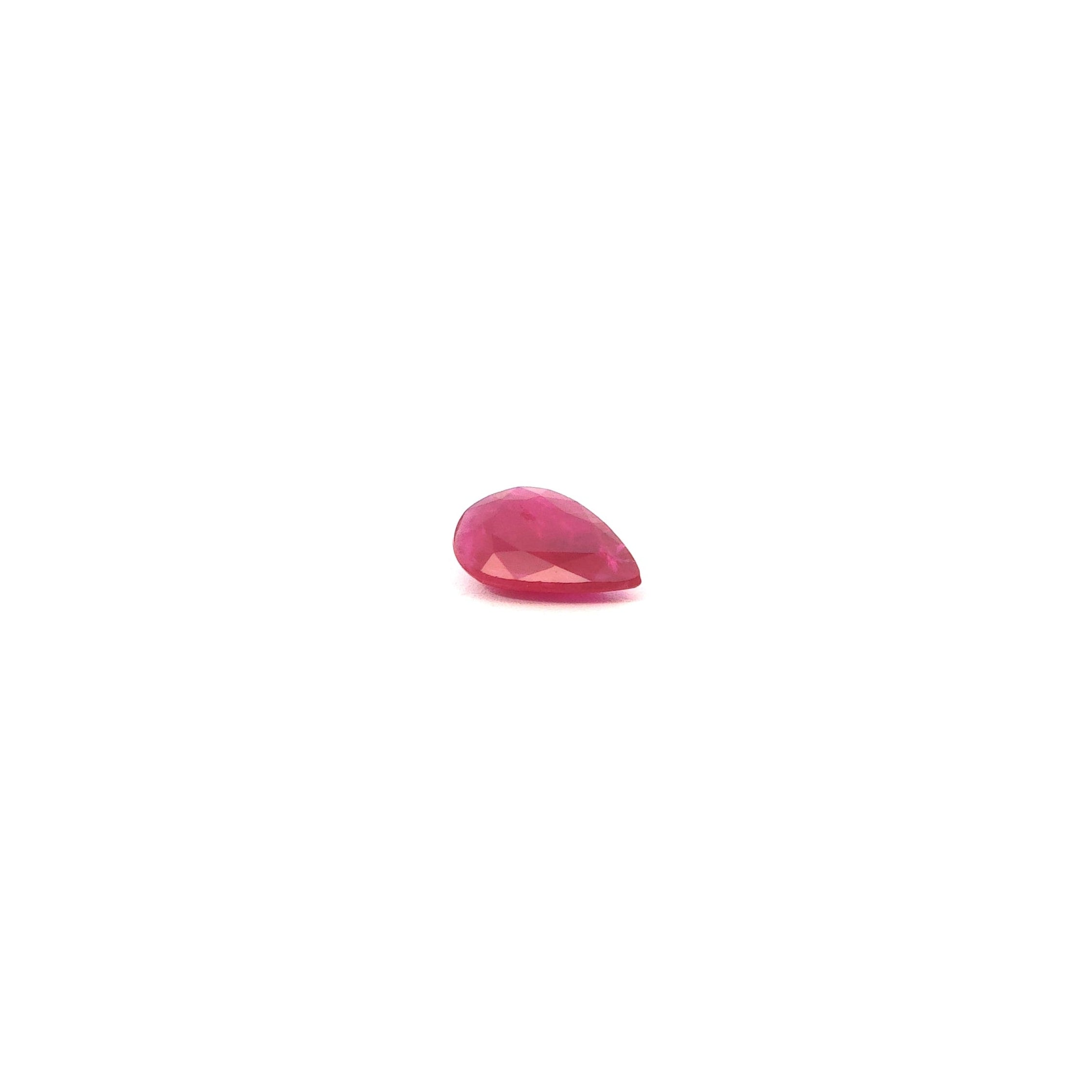 Roter Rubin mit Tropfen Brillantschliff, 0.63ct 0,63 Karat