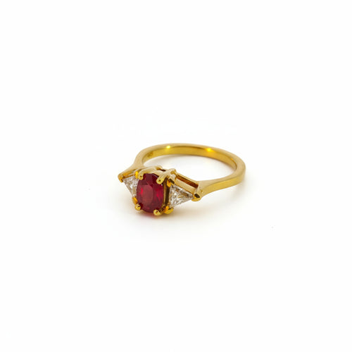 Damenring in Gold 585 mit Rubin und Diamanten vor hellem Hintergrund 